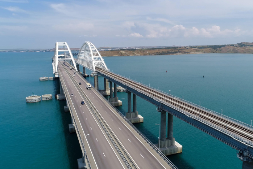 У мережі з'явився сайт, на якому йде відлік до падіння Кримського мосту, що сполучає територію РФ та тимчасово окупований Крим.