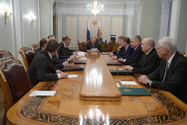Президент Росії Володимир Путін провів нараду з постійними членами Ради Безпеки РФ з питань реалізації мінських домовленостей, досягнутих «нормандською четвіркою» 12 лютого.
