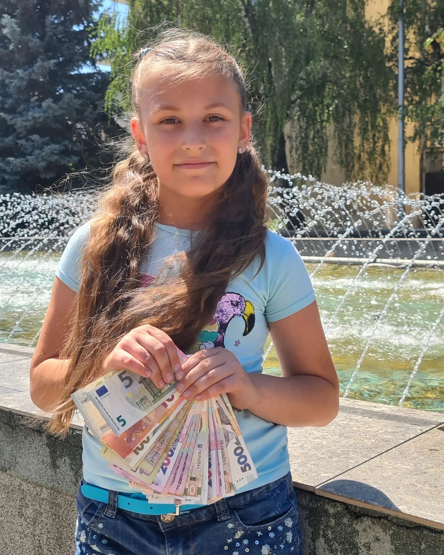 Дев’ятирічна Ліда із Закараття передала на допомогу ЗСУ 6000 гривень та 40 євро – усі подаровані їй на день народження кошти.

