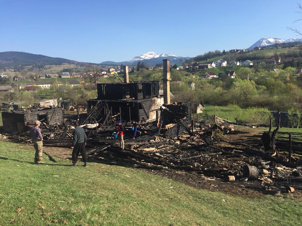 Сьогодні сталася масштабна пожежа в селі Лазещина на Рахівщині.