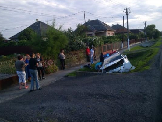 В Ужгороде авто патрульной полиции попало в ДТП: "Приус" вылетел в кювет / ФОТОФАКТ