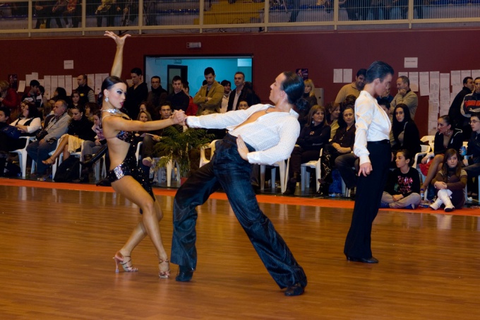Государственное высшее учебное заведение «Ужгородский национальный университет» совместно с клубом спортивного танца «Грация» объявляет набор на бесплатное обучение спортивным танцам.