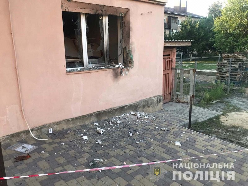 У Рівненській області через конфлікт з підприємцем 38-річний чоловік підпалив його вантажівку і кинув гранату в його кафе-магазин.

