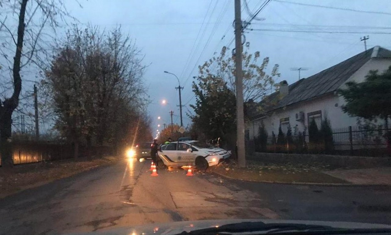 Cьогодні, близько 7-ї години, в Ужгороді на вулиці Загорській сталася автопригода за участі службового автомобіля патрульних.