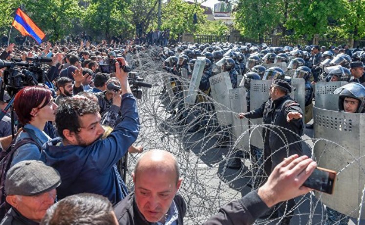Протести в центрі Єревану переросли у зіткнення, коли мітингувальники спробували прорвати поліцейський кордон. 