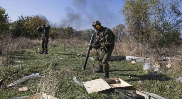 В течение минувших суток наемники 79 раз открывали огонь по позициям украинских войск вдоль всей линии разграничения из всего имеющегося у них арсенала. 