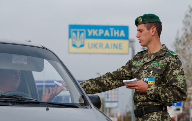 Украинские пограничники предотвратили вывоз пистолета и ордена Александра Невского в Польшу.