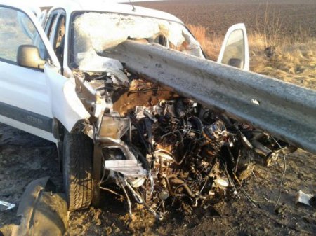 В сеть попали шокирующие фото ДТП, которое произошло сегодня на трассе Киев-Чоп. Автомобиль насквозь прошил дорожный отбойник.