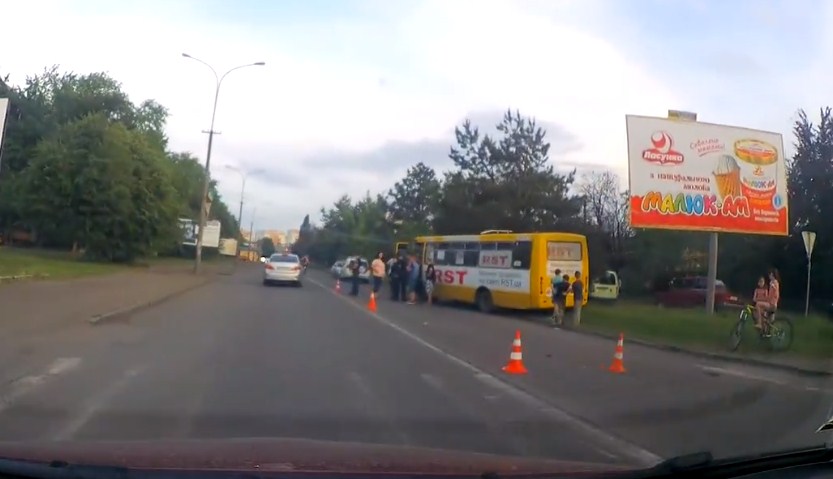 В Ужгороді ДТП: автобус збив на переході жінку з дитячим візочком, - соцмережі / ВІДЕО