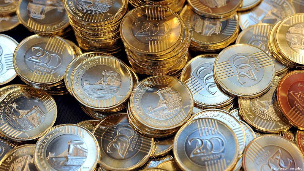 Курс долара на міжбанку в продажу зріс на 11 копійок - до 25,67 грн/дол, курс у купівлі піднявся на 12 копійок - до 25,63 грн/дол.