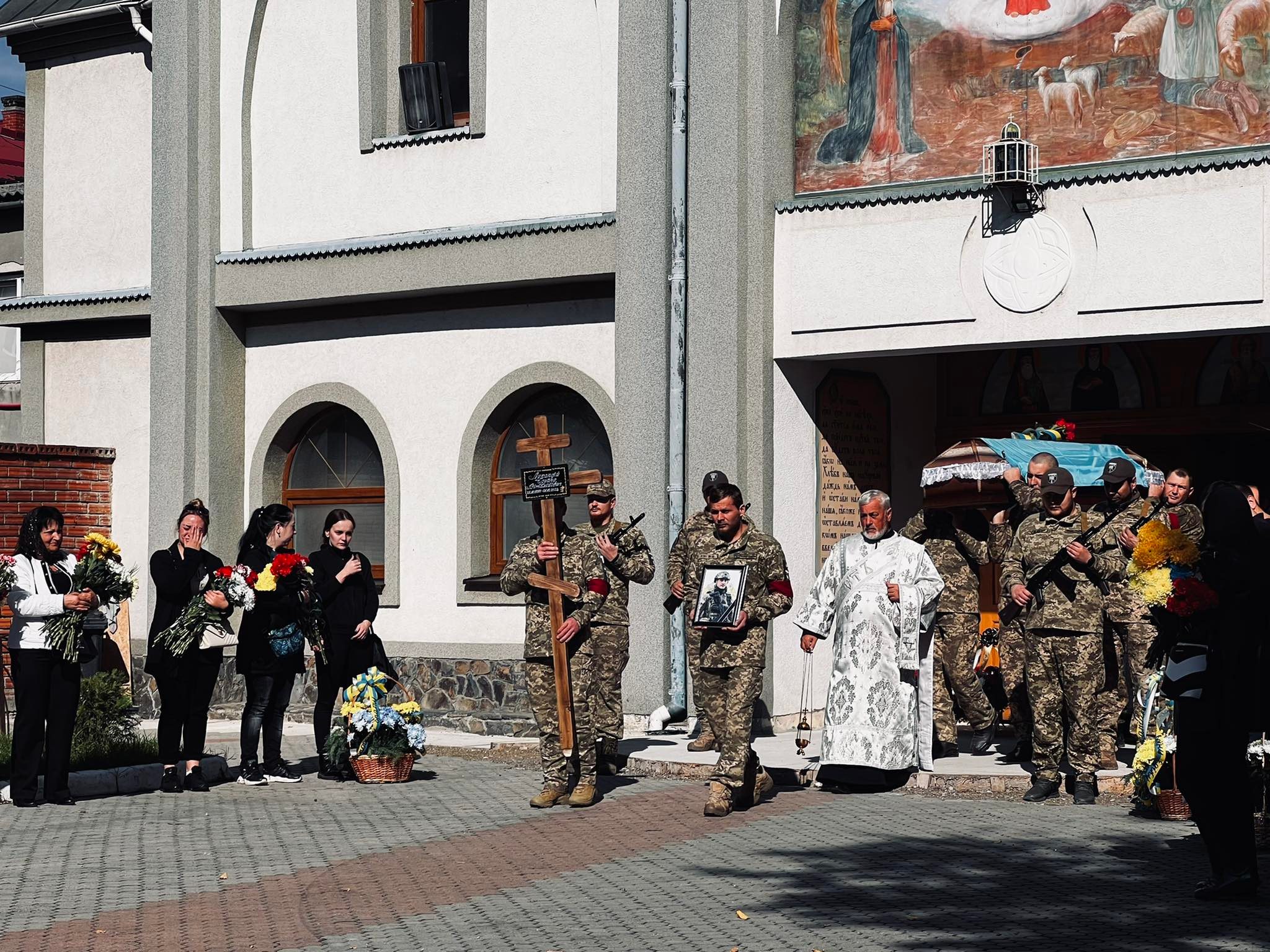 Сьогодні у Мукачеві попрощалися з полеглим на війні 24-річним Едуардом Лукандієм