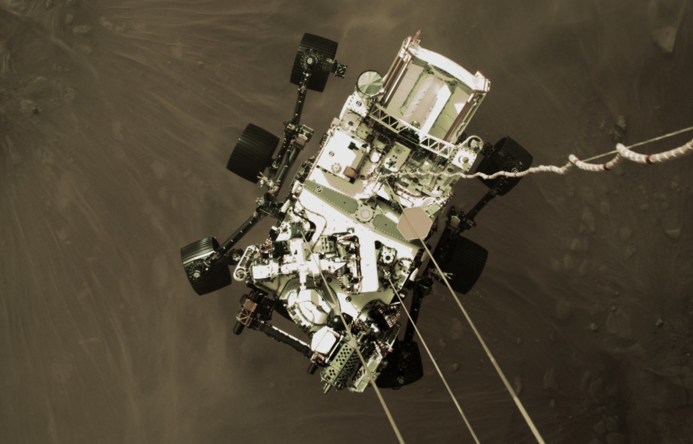 У відкритому доступі з'явилися відео та фото процедури посадки космічного апарату після входу в атмосферу Марса, а також нові зображення поверхні планети, зроблені марсоходом.