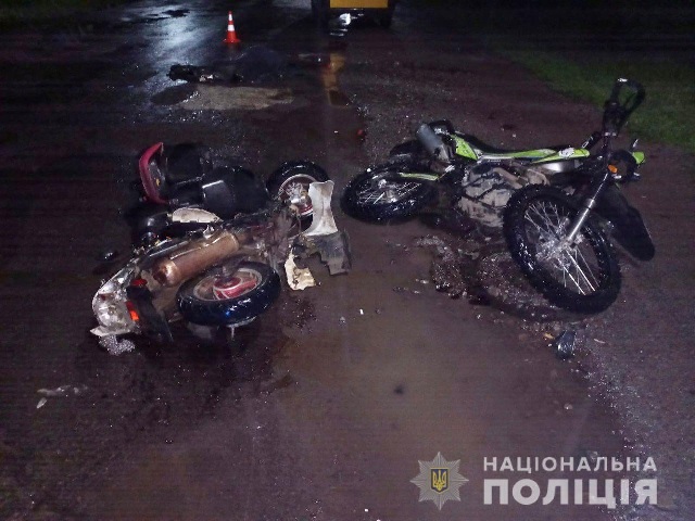 У селі Калини Тячівського району 17-річний мотоцикліст допустив зіткнення з мопедом. Внаслідок отриманих травм водій мопеда помер на місці події. 