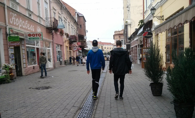 Сегодня, около 18 часов в Ужгороде двое парней совершили дебош.