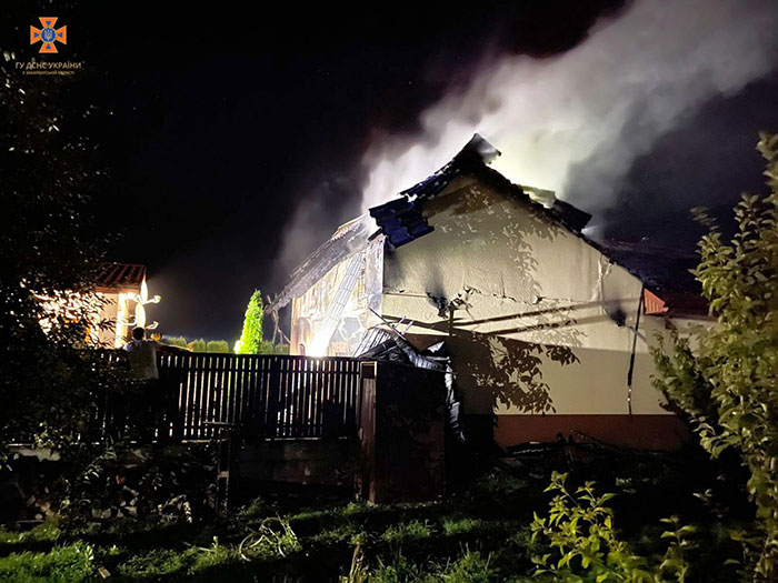 У пожежі на Хустщині згоріло авто, вогонь пошкодив надвірну споруду.