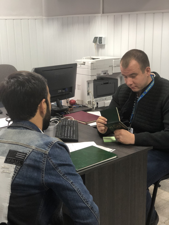 21 жовтня у ході проведення профілактичних заходів «Мігрант» працівниками ГУ ДМС Закарпаття виявлено в Ужгороді іноземця з документом, що посвідчує особу, а саме — паспортом громадянина Казахстану.