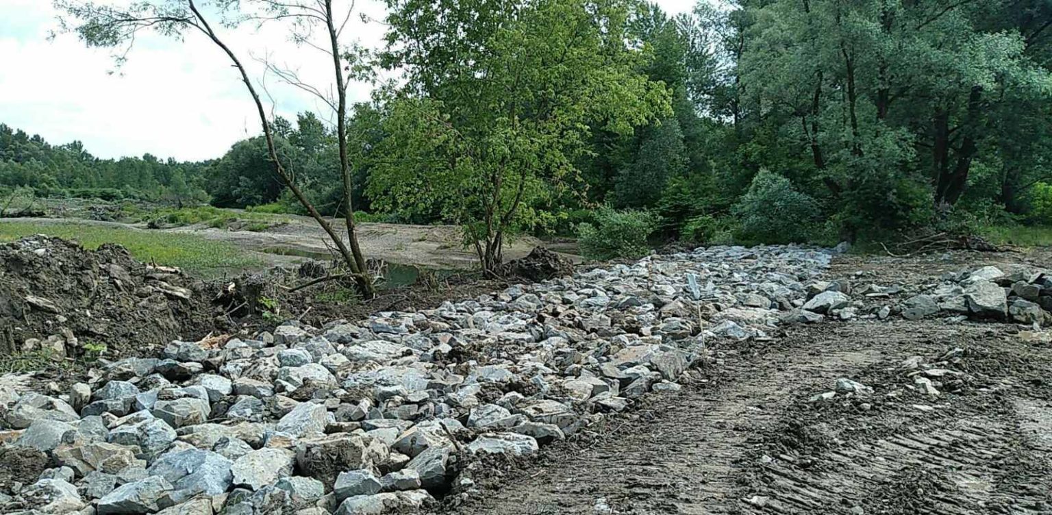 На Берегівщині укріплюють берег річки Тиси: відома причина (ФОТО)