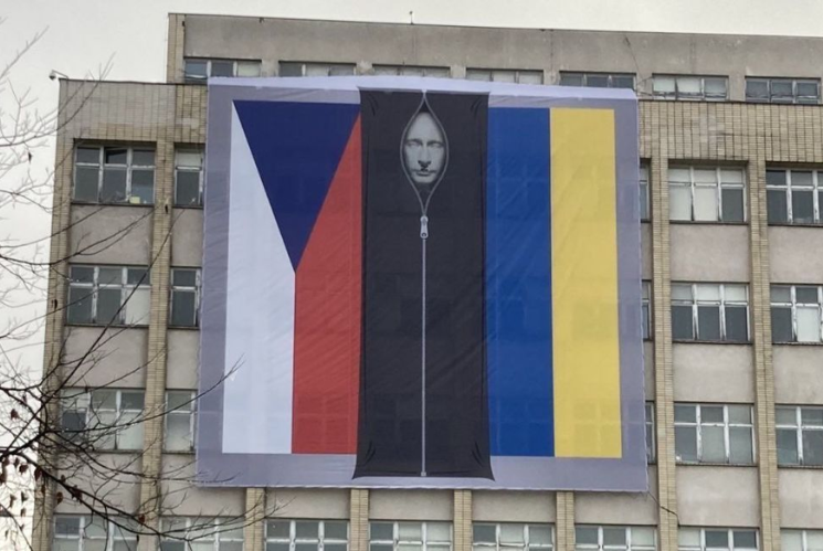 В Чехії на будівлі МВС вивісили “оригінальний” банер у вигляді Путіна в мішку для трупа.
