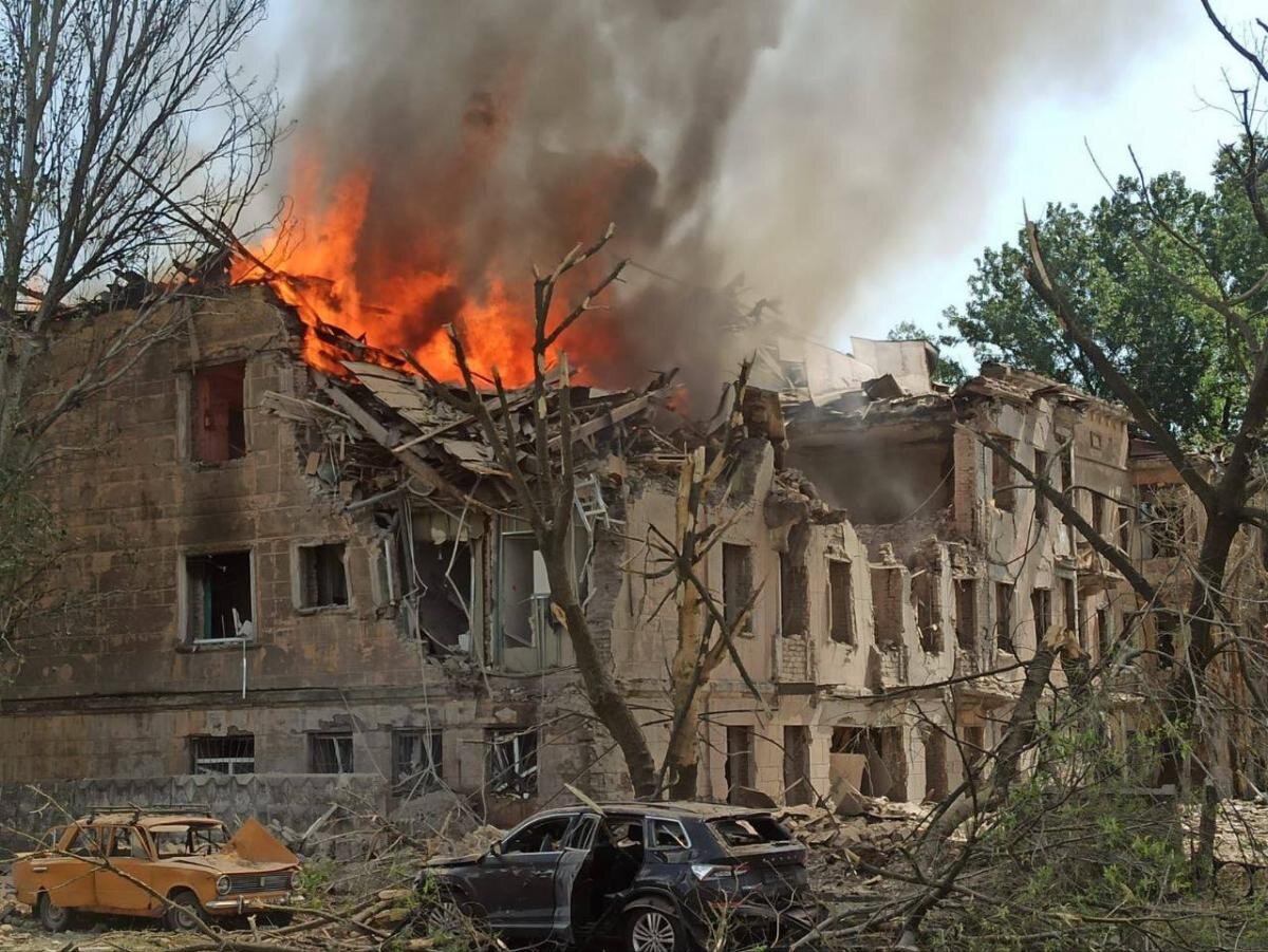 Внаслідок ракетного удару російських окупантів по медзакладу у Дніпрі загинула одна людина. Також спочатку повідомлялось про 15 поранених.