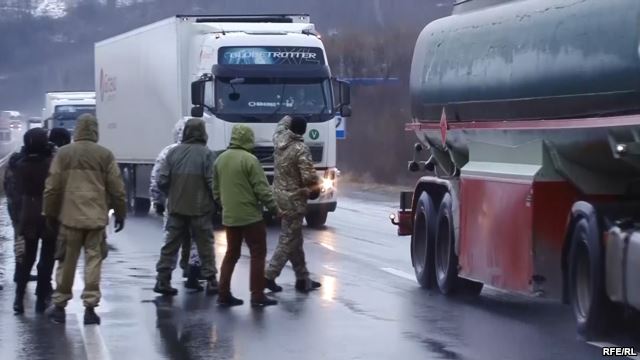 Дев’ятий день на Закарпатті громадські активісти блокують транзит вантажівок із російськими номерами. Розпочинали з трьох десятків фур, водіїв яких примусили повернутися додому. 