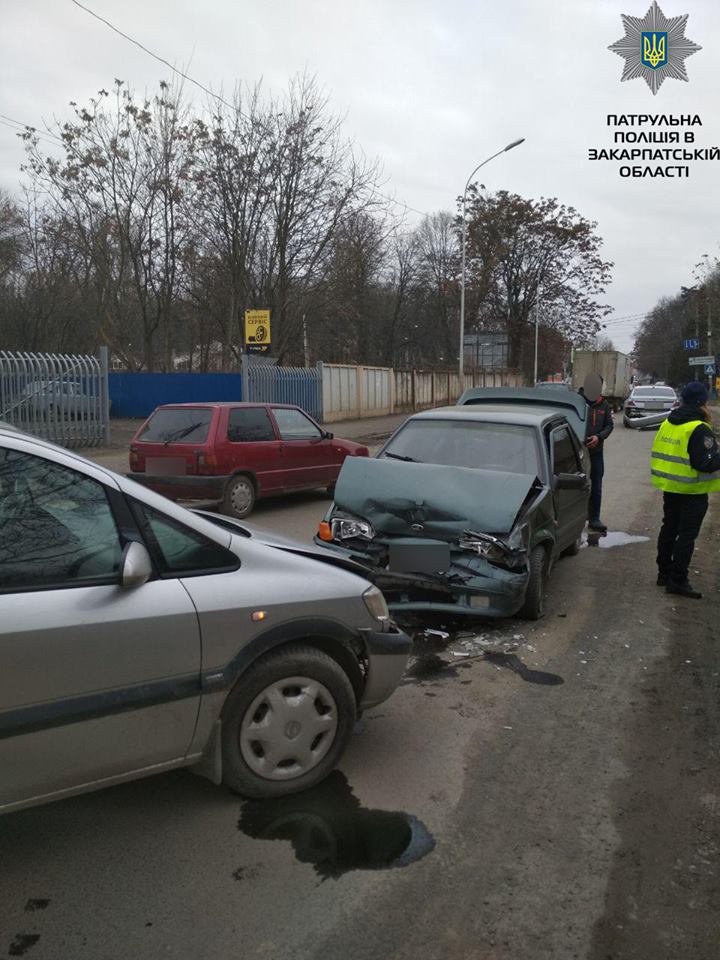 Патрулюючи в Ужгороді, близько 14:00, поліцейські отримали виклик про автопригоду без потерпілих. 