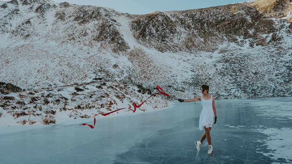 У Карпатах на замерзлому озері Бребенескул влаштували фігурне катання. Вид неймовірної краси в Карпатах.