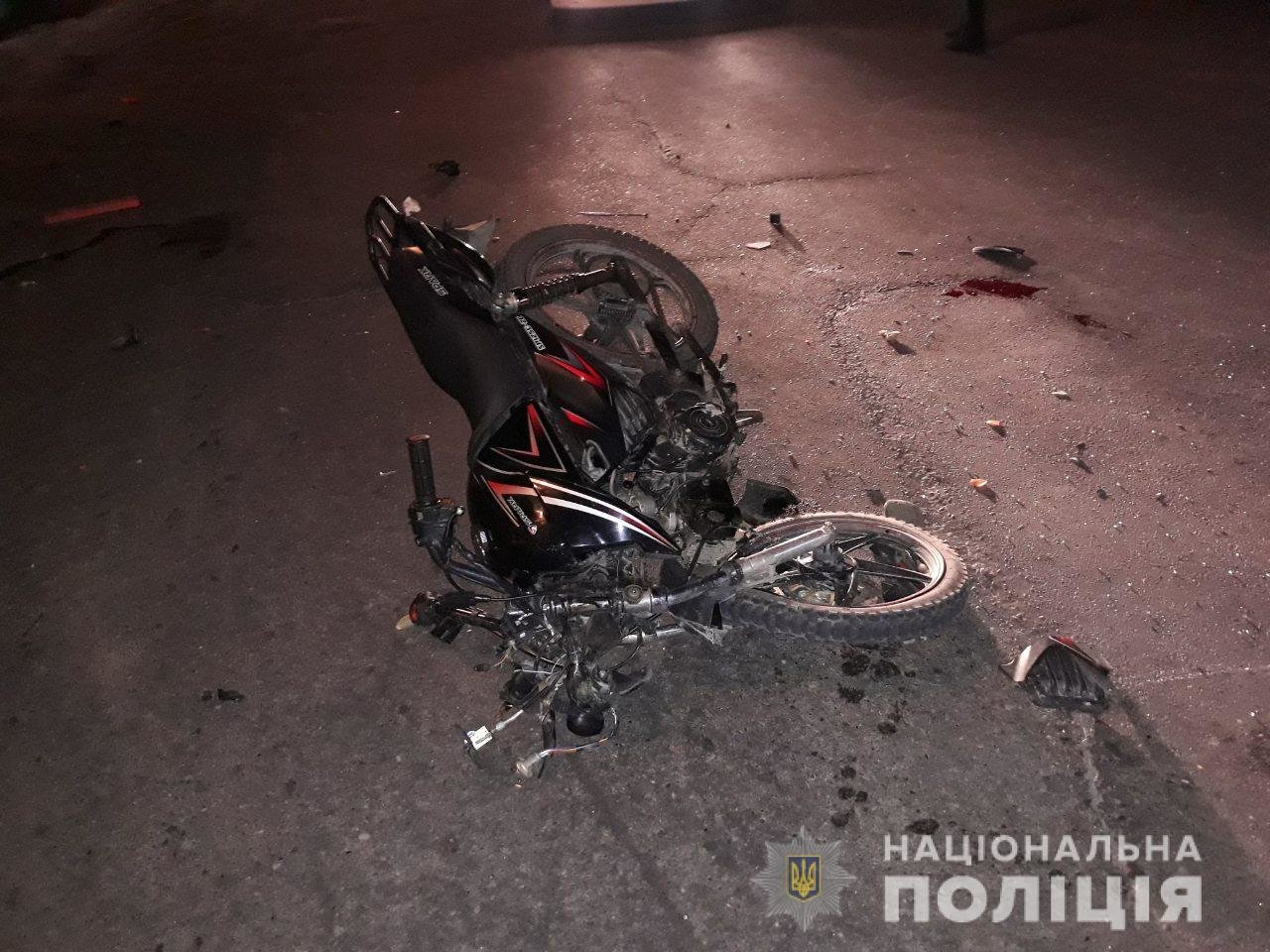 У результаті зіткнення транспортних засобів, водій мотоцикла отримав тілесні ушкодження і його госпіталізували до лікарні.