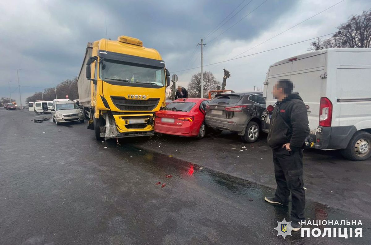 У Хмельницькій області 21 березня трапилася масштабна аварія. Внаслідок цього пошкоджень зазнали 7 автомобілів.

