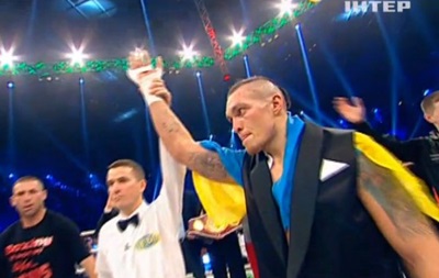 Український боксер Олександр Усик переміг Дені Вентера у 9 раунді технічним нокаутом та захистив титул інтерконтинентального чемпіона за версією WBO у важкій вазі