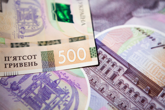 Національний банк зафіксував курс гривні на рівні 29,25 грн за долар та обмежив зняття готівки на рівні 100 тисяч гривень на день.