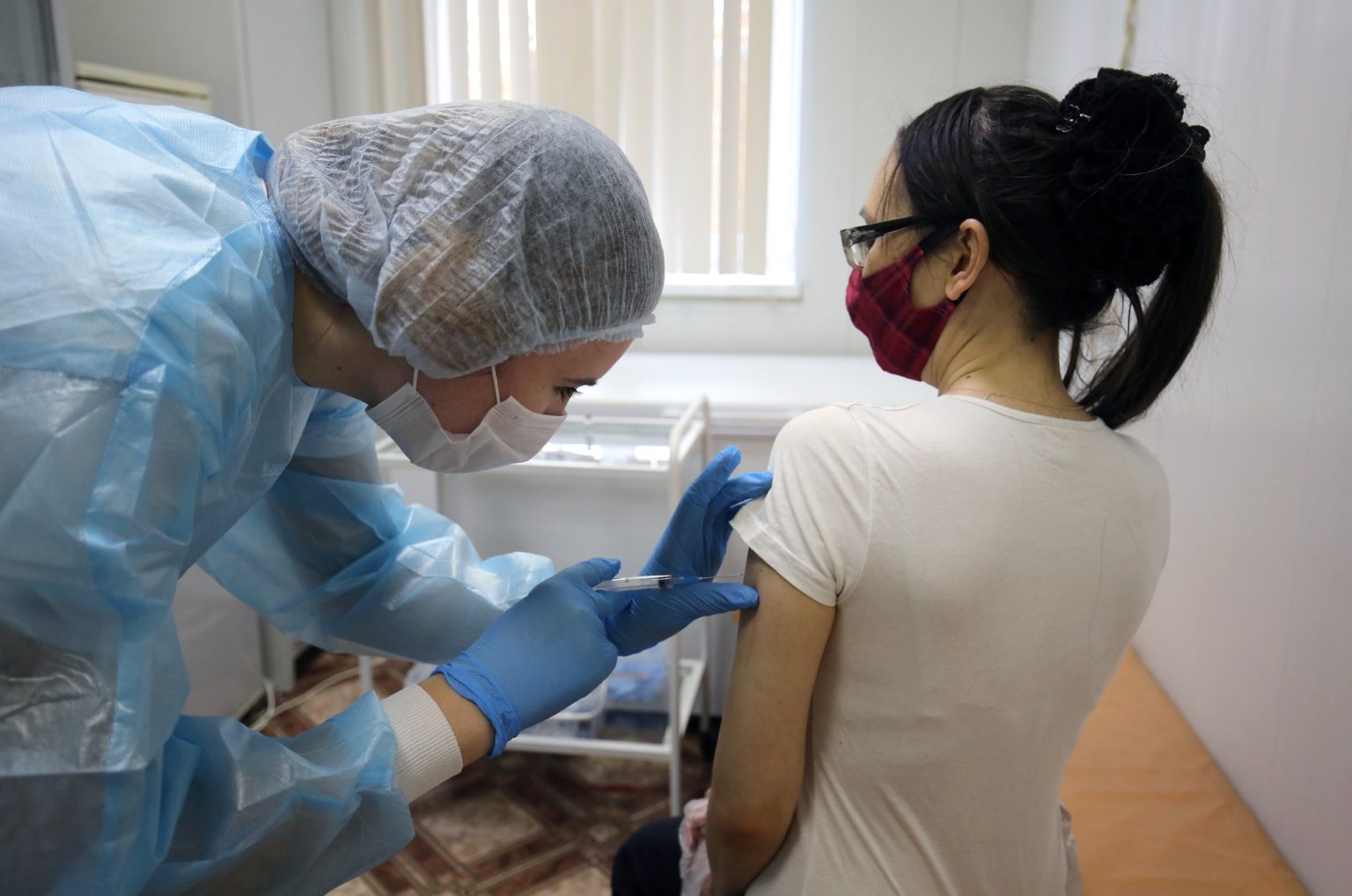 С тех пор, как Украине разрешили иммунизировать население от 12 лет против COVID-19, закарпатские врачи провели 4095 прививок детям.