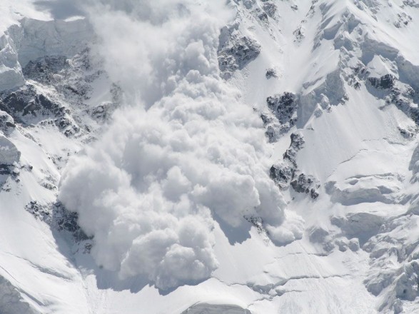 На Закарпатті у гірських районах є реальна загроза сходження снігу на дороги на фоні сніголавинної небезпеки. 