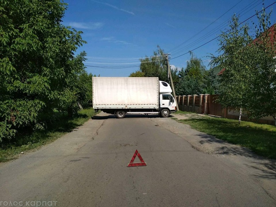 Мешканці Нового району та Сторожниці перекрили дорогу до населених пунктів, які ведуть в напрямку словацького кордону. 
