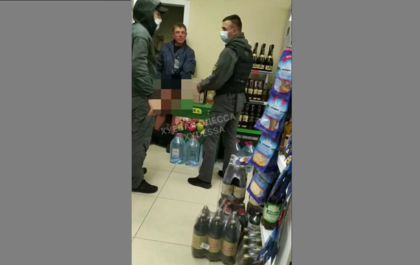 Мужчина, вероятно, в состоянии сильного алкогольного опьянения, взял пиво в магазине, подошел к кассе и снял там штаны.