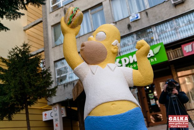 В Ивано-Франковске на улице Сечевых Стрельцов, 56 в субботу, 28 января, открыли скульптуру Гомера Симпсона, персонажа американского мультсериала The Simpsons.