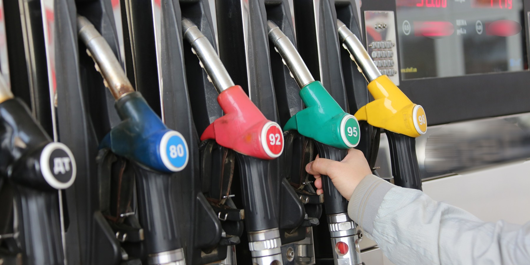 На українських АЗС зростають ціни на бензин: скільки коштує літр