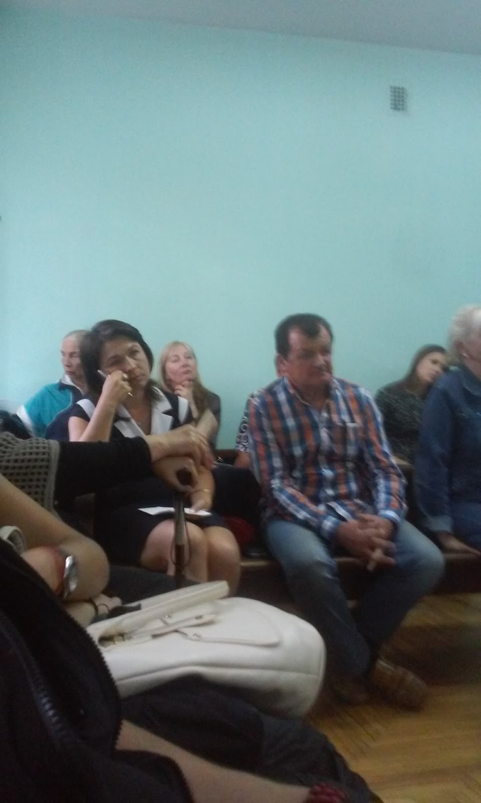 Елену Дуло вместе с ее заместителем Натальей Бондарчук, задержали во время получения взятки в сумме 5 тысяч гривен.