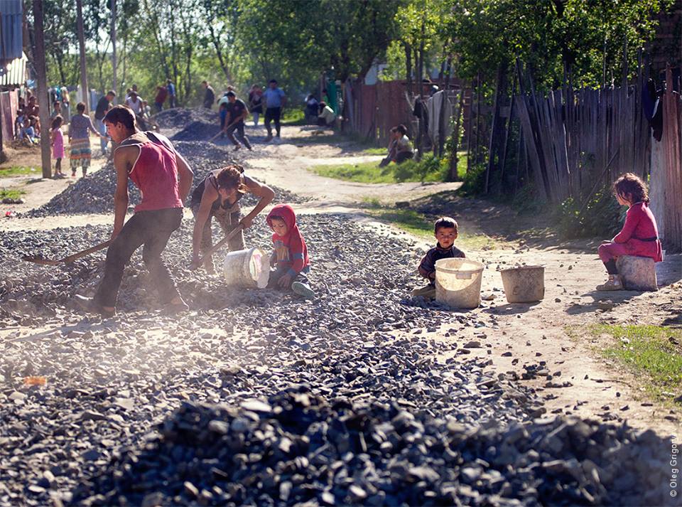 Ромський табір на Закарпатті облаштував собі дорогу, повідомляє голова правління Правозахисного фонду «Розвиток» Олег Григор’єв. 