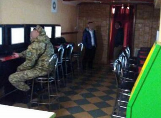 Діяльність одразу 30 гральних закладів припинила поліція на території Закарпатської області.