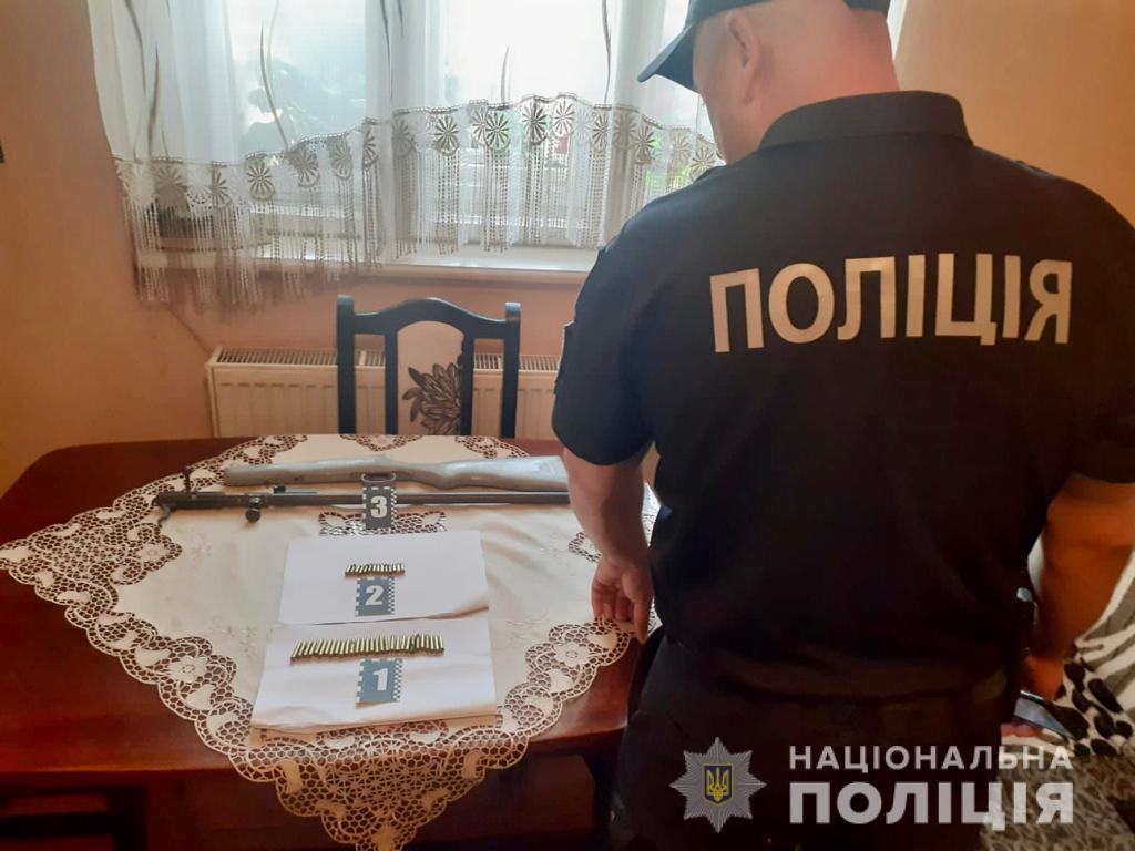 У селі Зарічево Ужгородського району поліцейські затримали чоловіка, що незаконно зберігав зброю.