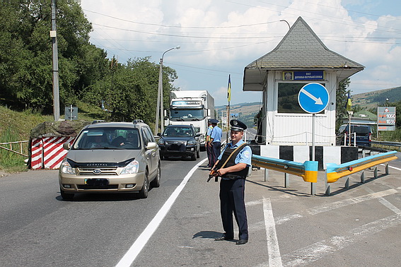 На КПП "Нижні ворота" заборонений рух вантажівок до 22 години