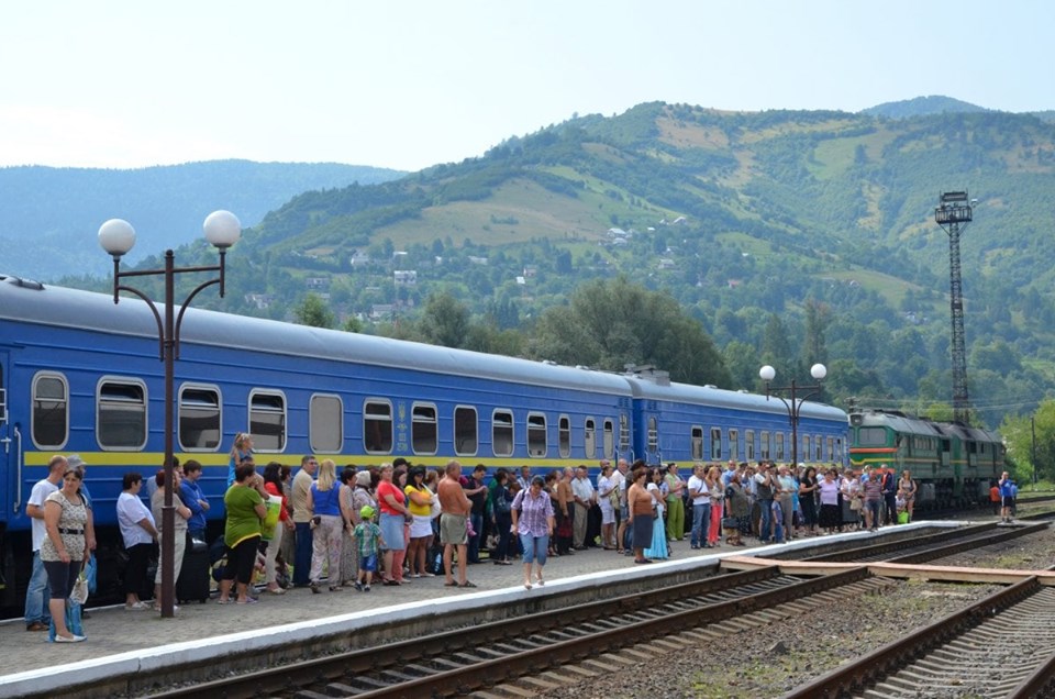 Львівська залізниця не припиняє приміського сполучення Рахова з Коломиєю та Івано-Франківськом, а вносить зміни у розклад і маршрут руху поїздів.