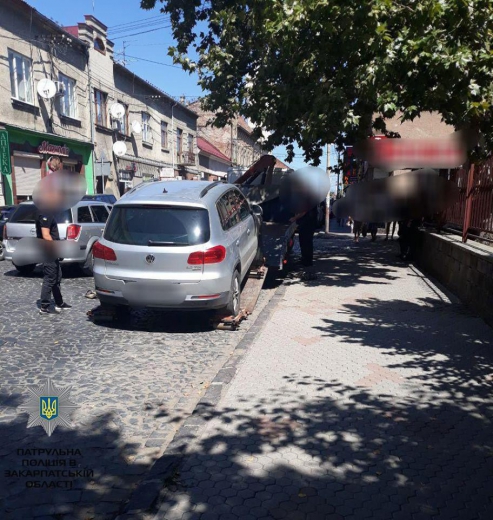 На вулиці Ярослава Мудрого водій залишив свій Mercedes так, що той суттєво перешкоджав дорожньому рухові.
