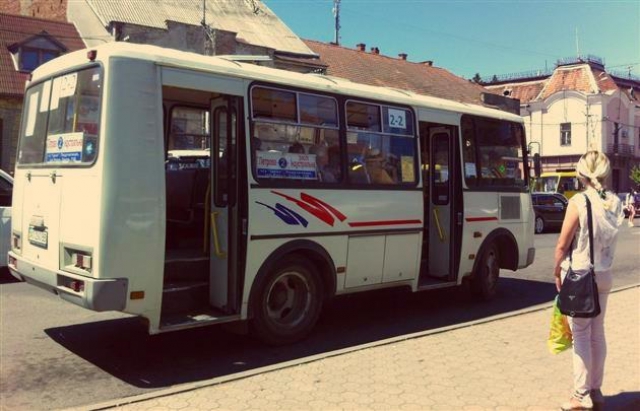 В Мукачеві через нерентабельний тариф приватні перевізники розривають договори та відмовляються від маршрутів .