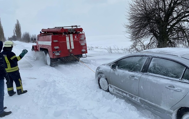 К концу недели снегопад в Украине прекратился, но в некоторых районах движение по-прежнему сложное.