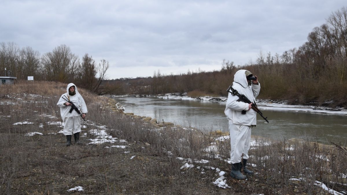 000 доларів за шанс замерзнути в Тисі: закарпатець ледь не погубив життя молодого ухилянта (ФОТО)
