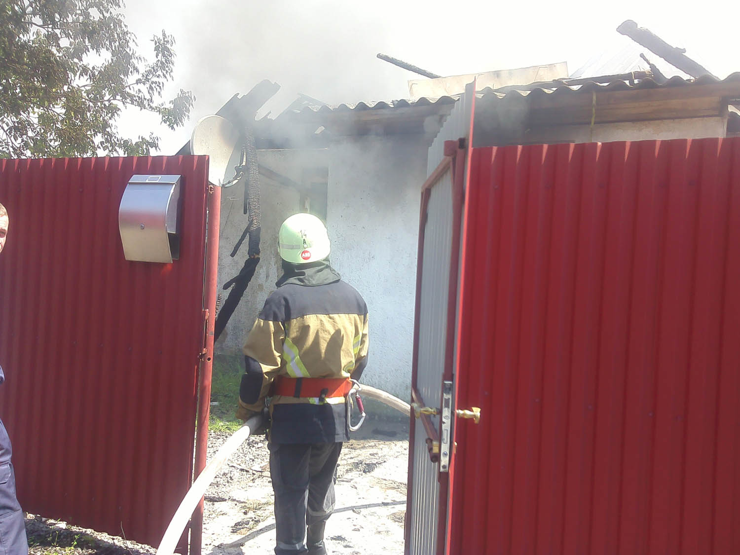 19 мая в 12:40 в оперативно-спасательную службу поступило сообщение о пожаре, возникшем в частном жилом доме на вул. Свободы в селе Роговица Ужгородского района.