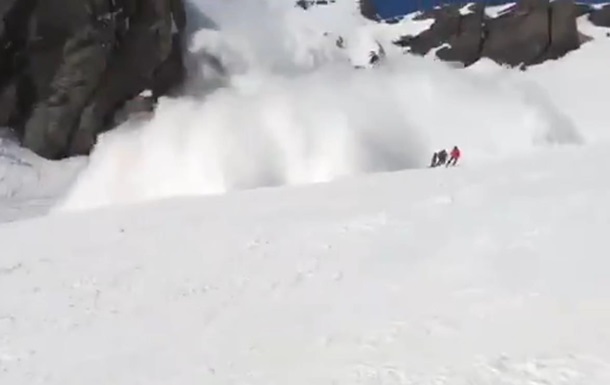 Один з туристів гірськолижного курорту Кран-Монтана у Швейцарії, де напередодні зійшла лавина, зняв на відео свою втечу від лавини.
