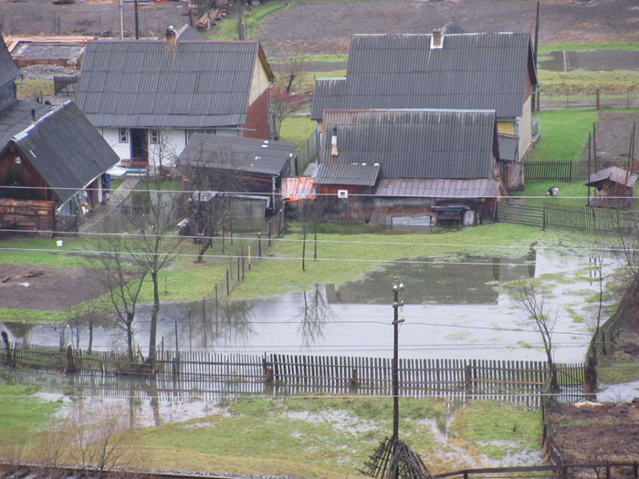 По информации УДСНС в Закарпатской области, по состоянию на 07.00 час остаются подтопленными 37 домохозяйств, из них 8 подвалов жилых домов.

