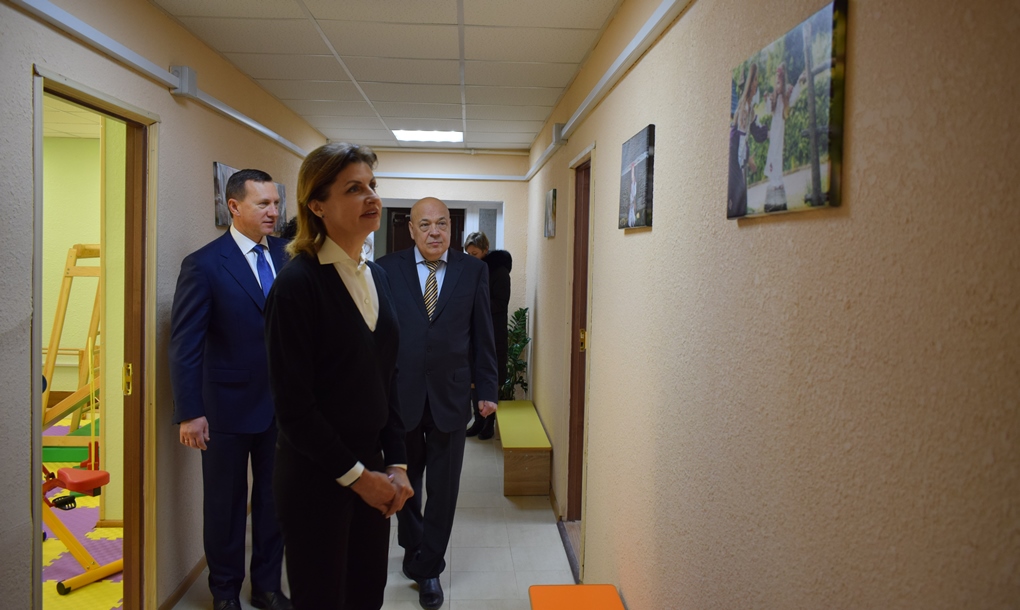 Дружина Президента України Марина Порошенко, Геннадій Москаль та Богдан Андріїв сьогодні офіційно відкрили перший на Закарпатті інклюзивний центр.

